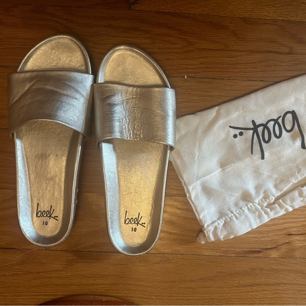 Beek Sandal in platinum ( looks gold)